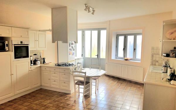 belle maison en pierre avec un T2 loué.