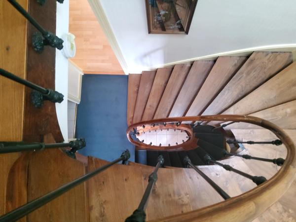 belle maison en pierre avec un T2 loué.