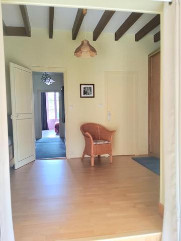 belle maison en pierre avec un T2 loué.