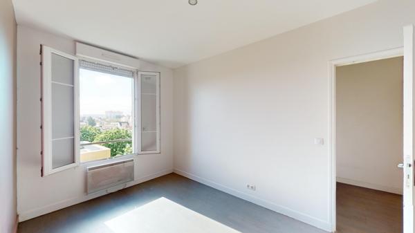 Joli duplex en dernier étage, bien isolé (DPE C), à 100 du M° La Courneuve (ligne 7)