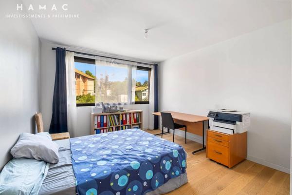 Charbonnières-les-Bains – Villa de 319 m² avec piscine et terrasse, en plein centre-ville