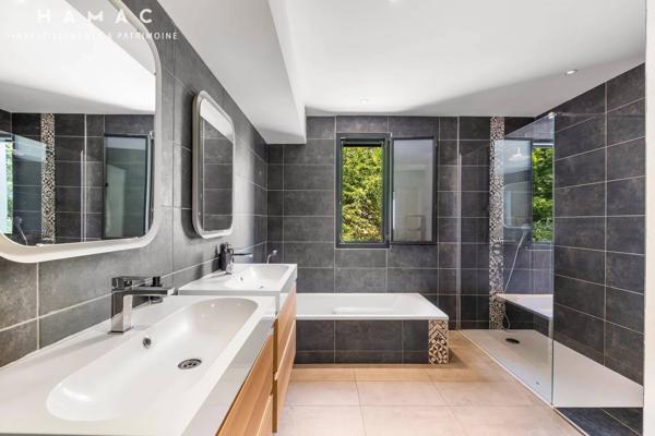 Charbonnières-les-Bains – Villa de 319 m² avec piscine et terrasse, en plein centre-ville