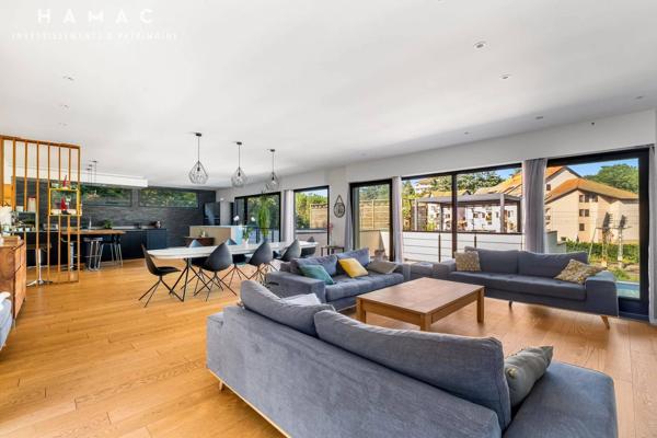 Charbonnières-les-Bains – Villa de 319 m² avec piscine et terrasse, en plein centre-ville
