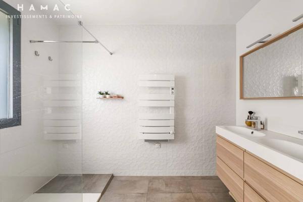 Charbonnières-les-Bains – Villa de 319 m² avec piscine et terrasse, en plein centre-ville