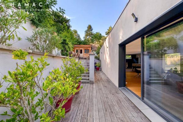 Charbonnières-les-Bains – Villa de 319 m² avec piscine et terrasse, en plein centre-ville