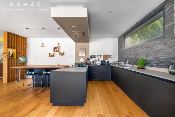 Charbonnières-les-Bains – Villa de 319 m² avec piscine et terrasse, en plein centre-ville