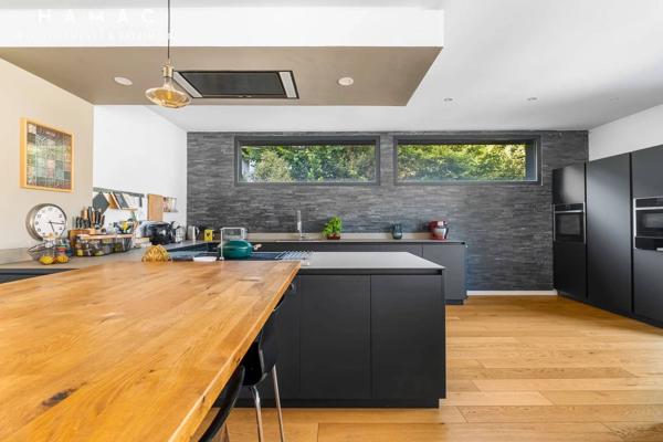 Charbonnières-les-Bains – Villa de 319 m² avec piscine et terrasse, en plein centre-ville