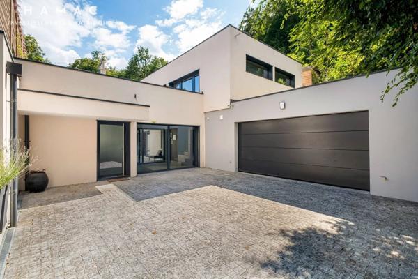 Charbonnières-les-Bains – Villa de 319 m² avec piscine et terrasse, en plein centre-ville