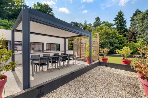 Charbonnières-les-Bains – Villa de 319 m² avec piscine et terrasse, en plein centre-ville