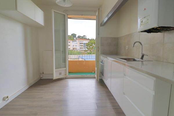Appartement Marseille 3 pièce(s) spacieux, lumineux avec parking et balcon