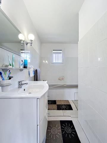 EXCLUSIVITE - VILLA DE PLAIN PIED SUR 552 M² DE TERRAIN AVEC PISCINE HORS SOL