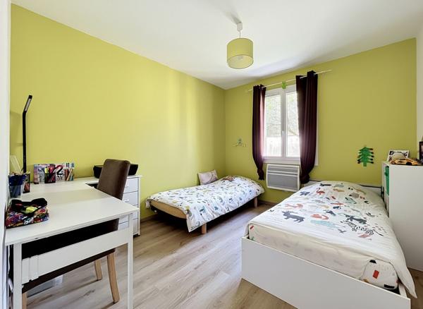 EXCLUSIVITE - VILLA DE PLAIN PIED SUR 552 M² DE TERRAIN AVEC PISCINE HORS SOL