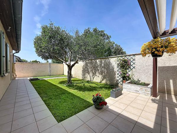 EXCLUSIVITE - VILLA DE PLAIN PIED SUR 552 M² DE TERRAIN AVEC PISCINE HORS SOL
