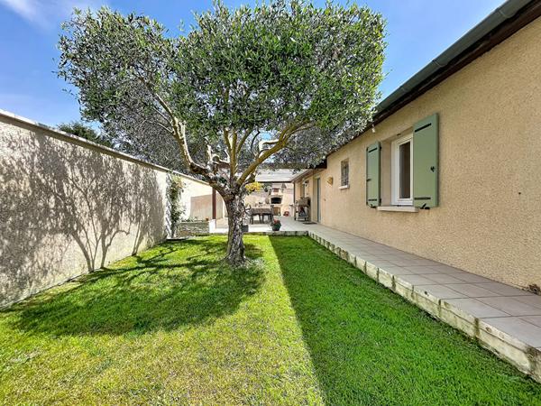 EXCLUSIVITE - VILLA DE PLAIN PIED SUR 552 M² DE TERRAIN AVEC PISCINE HORS SOL