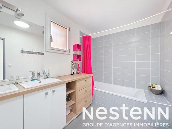 GENAS secteur Ecole Nelson Mandela - Maison individuelle de 132 m² habitables et 4 chambres + bureau sur terrain de 1000 m² avec piscine récemment construite