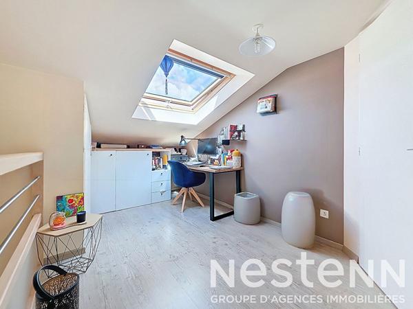 GENAS secteur Ecole Nelson Mandela - Maison individuelle de 132 m² habitables et 4 chambres + bureau sur terrain de 1000 m² avec piscine récemment construite