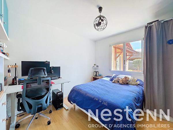 GENAS secteur Ecole Nelson Mandela - Maison individuelle de 132 m² habitables et 4 chambres + bureau sur terrain de 1000 m² avec piscine récemment construite