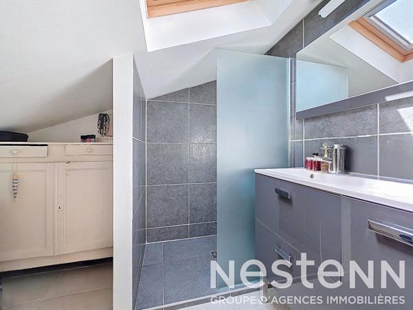 GENAS secteur Ecole Nelson Mandela - Maison individuelle de 132 m² habitables et 4 chambres + bureau sur terrain de 1000 m² avec piscine récemment construite
