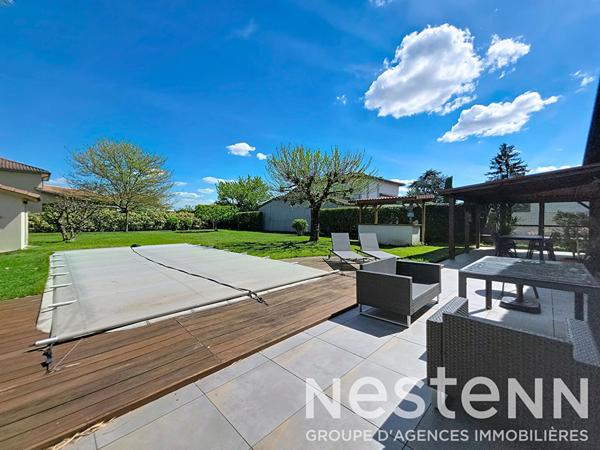 GENAS secteur Ecole Nelson Mandela - Maison individuelle de 132 m² habitables et 4 chambres + bureau sur terrain de 1000 m² avec piscine récemment construite
