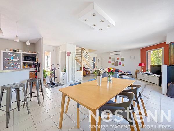 GENAS secteur Ecole Nelson Mandela - Maison individuelle de 132 m² habitables et 4 chambres + bureau sur terrain de 1000 m² avec piscine récemment construite