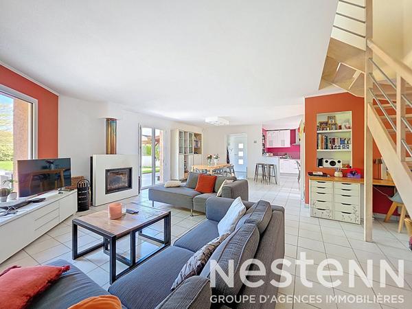 GENAS secteur Ecole Nelson Mandela - Maison individuelle de 132 m² habitables et 4 chambres + bureau sur terrain de 1000 m² avec piscine récemment construite