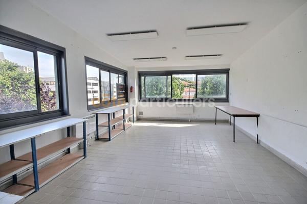 Location
                Local d'activité88,05 m² - 6 Pièces -
                    CHATILLON (92320)