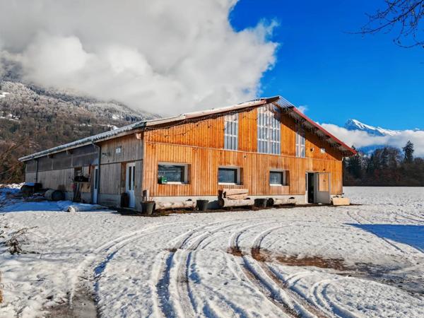À VENDRE Bâtiment agricole + 2.96 ha de terrain