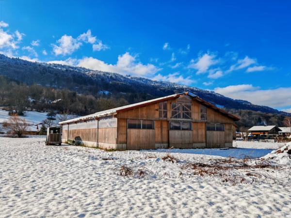 À VENDRE Bâtiment agricole + 2.96 ha de terrain