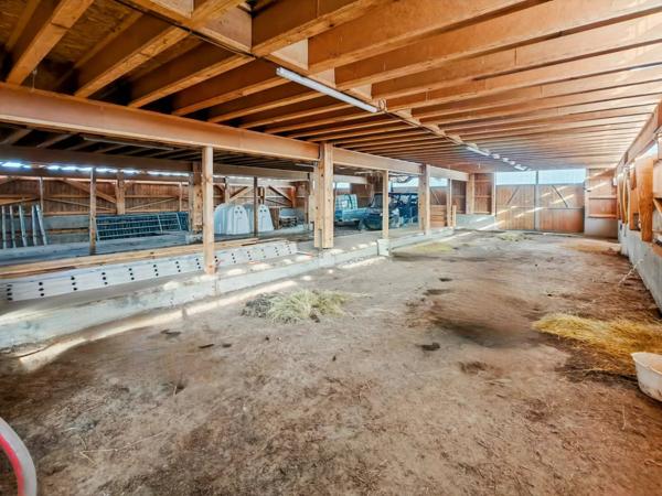 À VENDRE Bâtiment agricole + 2.96 ha de terrain