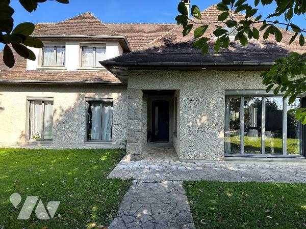 Maison familiale haut de gamme avec piscine et jacuzzi à proximité des commerces.