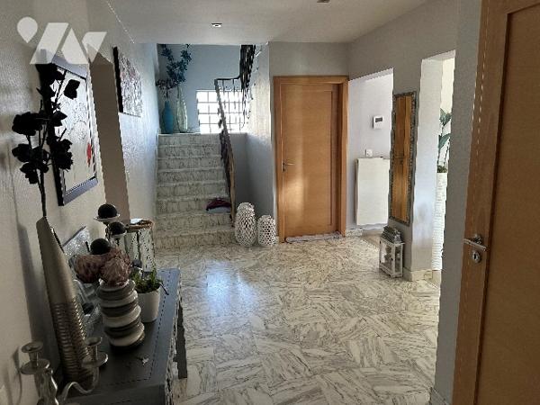 Maison familiale haut de gamme avec piscine et jacuzzi à proximité des commerces.