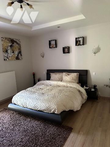 Maison familiale haut de gamme avec piscine et jacuzzi à proximité des commerces.