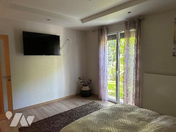 Maison familiale haut de gamme avec piscine et jacuzzi à proximité des commerces.