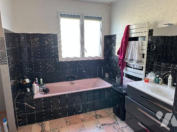 Maison familiale haut de gamme avec piscine et jacuzzi à proximité des commerces.