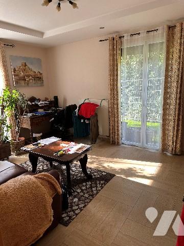 Maison familiale haut de gamme avec piscine et jacuzzi à proximité des commerces.