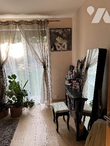 Maison familiale haut de gamme avec piscine et jacuzzi à proximité des commerces.