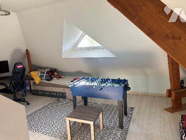 Maison familiale haut de gamme avec piscine et jacuzzi à proximité des commerces.