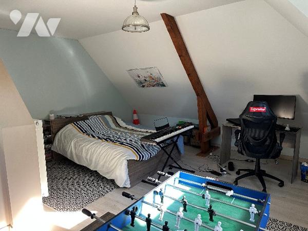 Maison familiale haut de gamme avec piscine et jacuzzi à proximité des commerces.