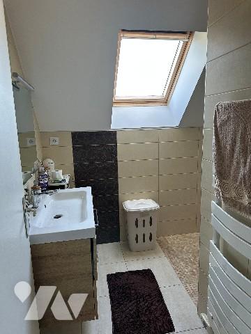 Maison familiale haut de gamme avec piscine et jacuzzi à proximité des commerces.