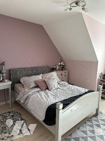 Maison familiale haut de gamme avec piscine et jacuzzi à proximité des commerces.