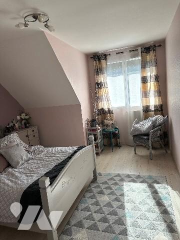 Maison familiale haut de gamme avec piscine et jacuzzi à proximité des commerces.