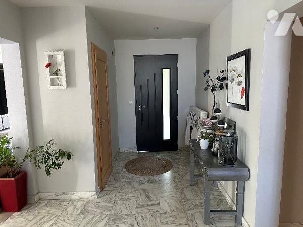 Maison familiale haut de gamme avec piscine et jacuzzi à proximité des commerces.