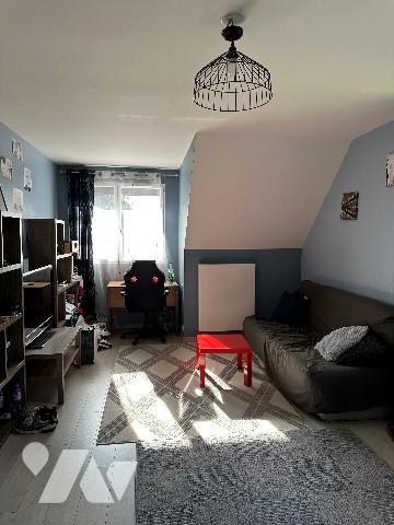 Maison familiale haut de gamme avec piscine et jacuzzi à proximité des commerces.