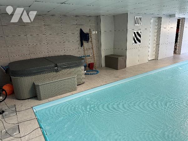 Maison familiale haut de gamme avec piscine et jacuzzi à proximité des commerces.