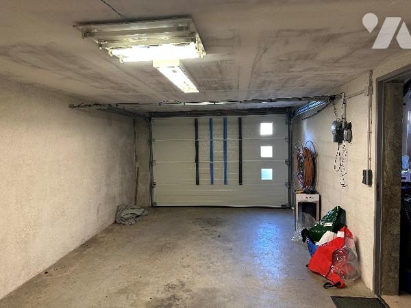 Maison familiale haut de gamme avec piscine et jacuzzi à proximité des commerces.