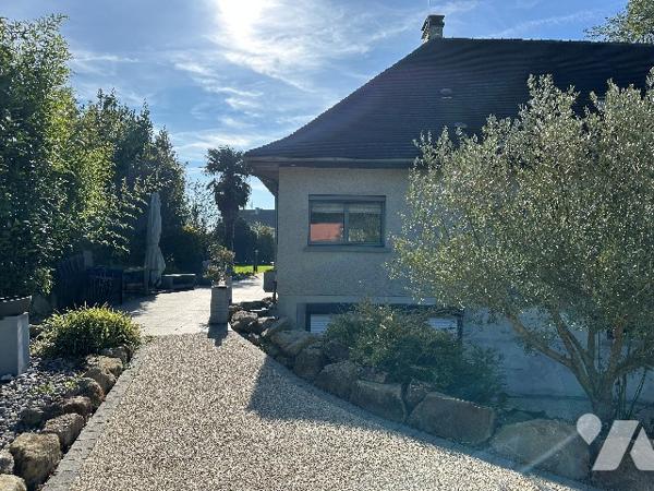 Maison familiale haut de gamme avec piscine et jacuzzi à proximité des commerces.
