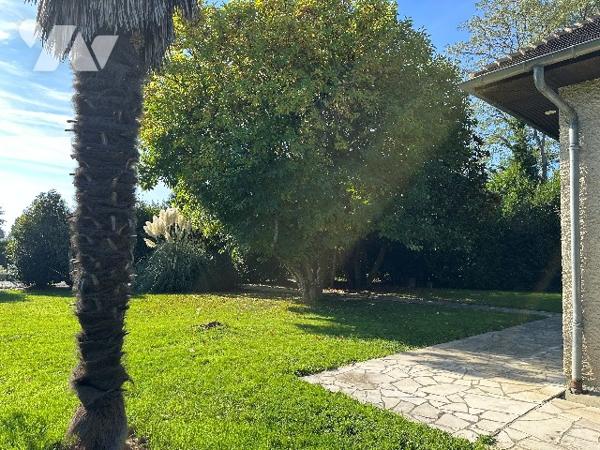 Maison familiale haut de gamme avec piscine et jacuzzi à proximité des commerces.