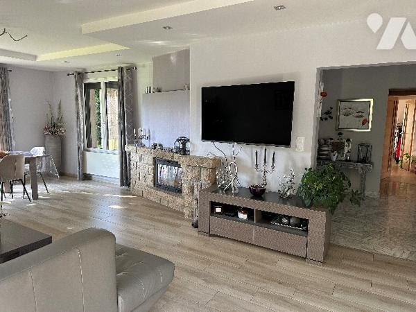 Maison familiale haut de gamme avec piscine et jacuzzi à proximité des commerces.