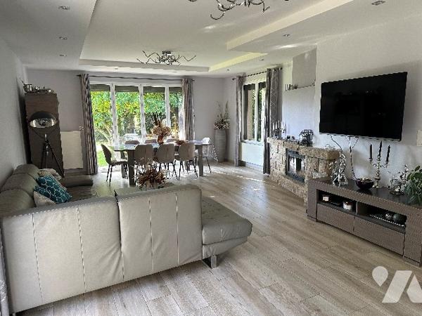 Maison familiale haut de gamme avec piscine et jacuzzi à proximité des commerces.