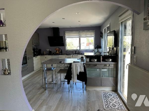 Maison familiale haut de gamme avec piscine et jacuzzi à proximité des commerces.